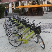 À deux-roues (Vélos, scooters ou motos)